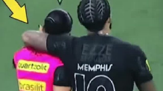 手搭裁判肩秒遭警告