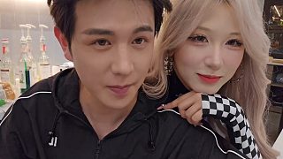 妹子一貼童錦程就招架不住，趕緊呼叫蔓越莓穩(wěn)一下道心