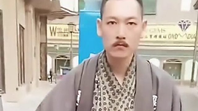 就凭他穿这样的衣服也不能卖给他！