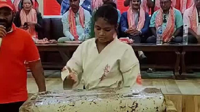 让大家见识一下印度三妹的空手道黑带