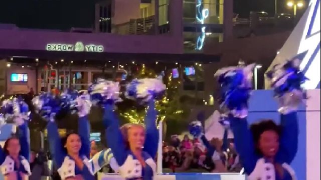 铠甲勇士搭配美式啦啦队 堪称一绝