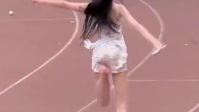 如果你非想学剑，学姐也可以教你  ​