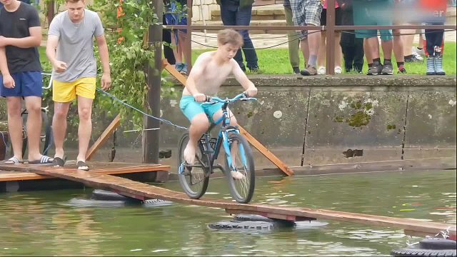 独木桥骑行挑战，最快到达终点，一万美刀的大奖抱回家