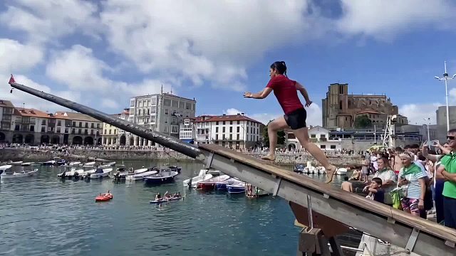 超硬核的独木桥挑战，只要拿到小红旗，五百美刀的大奖抱回家