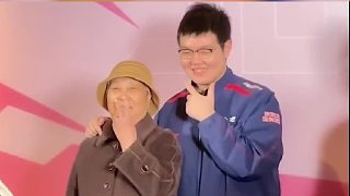 "LPL369他說(shuō)奶奶看不懂比賽，她只知道孫子在上面，她很開(kāi)心"