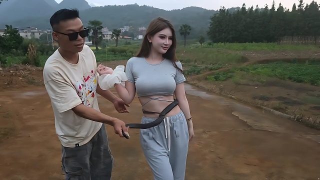 小酷带美女和蛇哥互动，谁知蛇缠腰竟然尿了，弹幕：真刺激