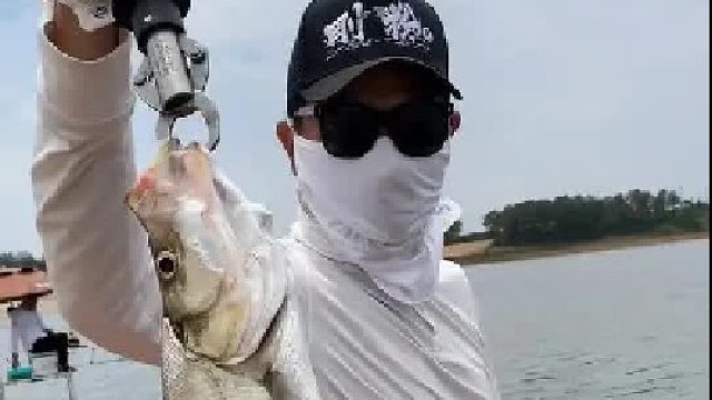 5点开钓，10米长竿打浮钓频率，经过7个小时的抛投，终于连竿了。