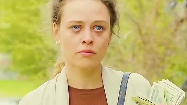 女人竟然让劫匪多抢一点