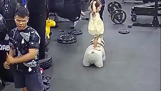 是个练体操的好苗子！运动的和不运动的都不吭声了​​​