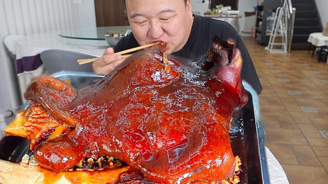 老丈人送来颗牛头，阿强做红焖牛头，软糯Q弹，大快朵颐。