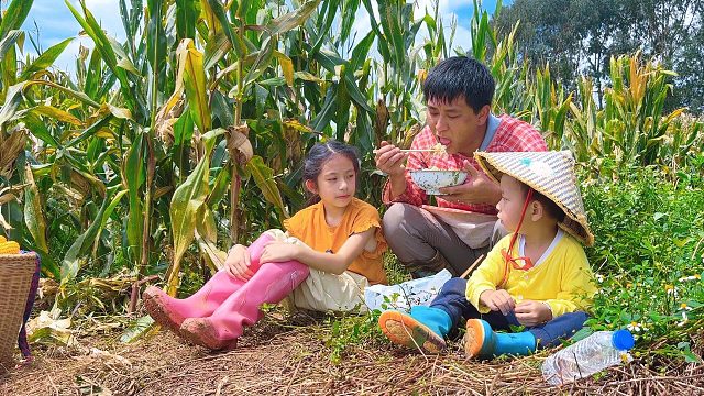 爸爸带娃掰玉米，中午不回家吃饭，看看在地里吃的啥?
