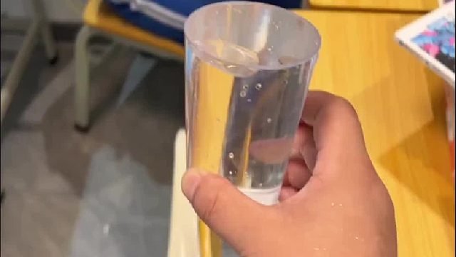 当我买了个倒不出来水的神奇杯子 这个牛我能吹一年！