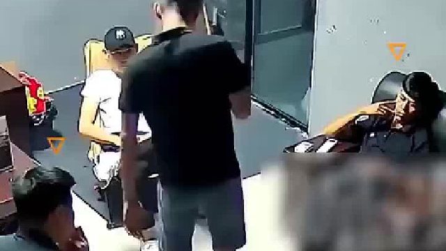 姐姐夜归害怕，给弟弟打电话…