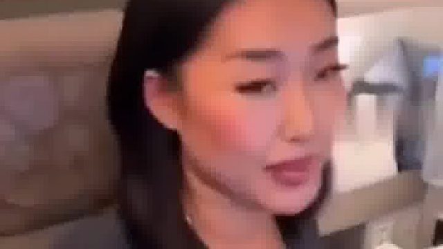 男人坐飞机，路过头等舱的美女，眼神伤害不大侮辱极强！