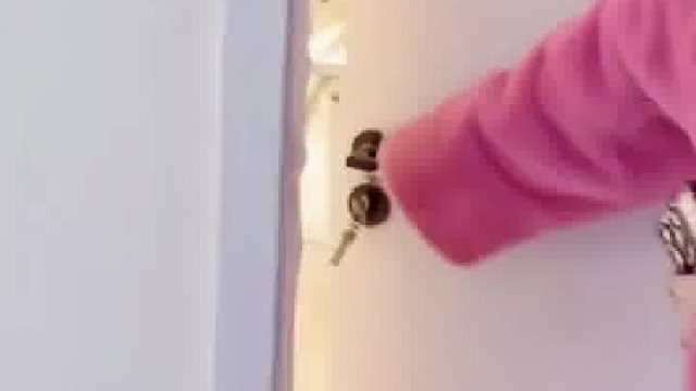 女子称门关不上了 师傅一个字没说 却骂得很脏