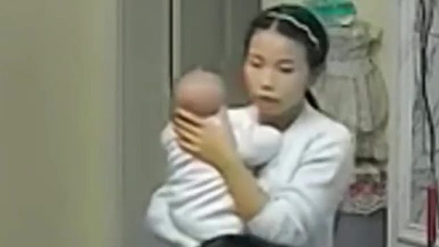 抱着孩子的女人