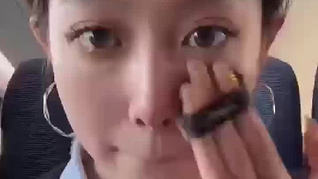 女子在高铁上化妆 被旁边人警告……