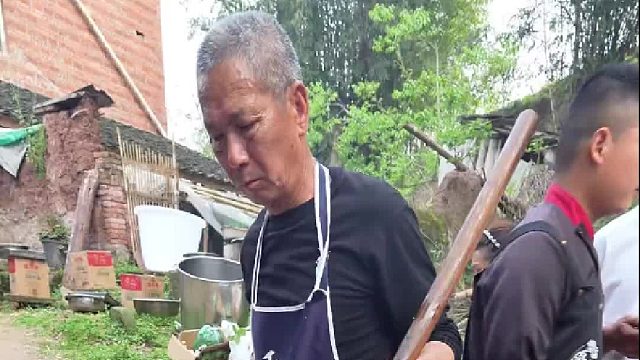 川玩油，登峰造极！ 70岁的四川坝坝宴师傅，带来一道牛肉炒蒜苔