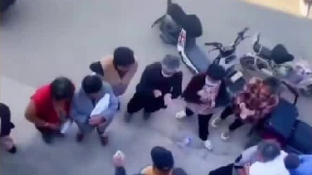 退3步就退钱？男子骗老人后开溜！