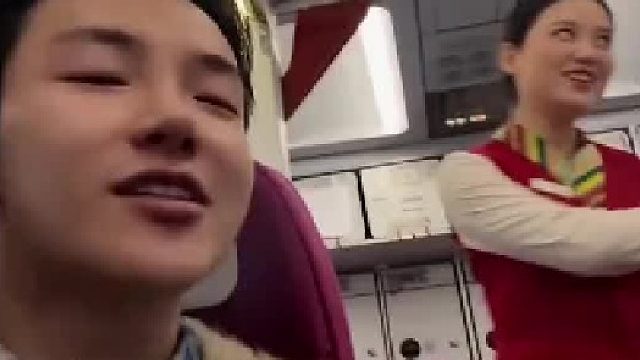 男生坐飞机偶遇，空姐是自己的大学同学，全程竟然飞行的如此快乐