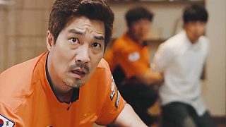 馬桶里伸出來一只怪手，一旦被抓傷就會(huì)變成喪尸