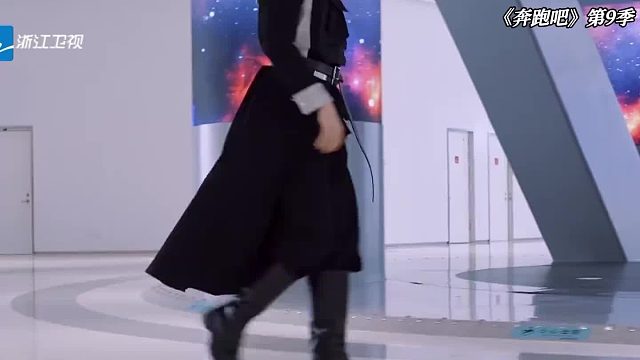 王鹤棣又叉又没撕到名牌