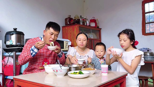 媳妇生了2个孩子，一家人生活在农村，粗茶淡饭也幸福