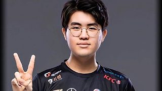 左手打碟，右手打劫。曾經(jīng)的天才中單，成了如今的整活姿態(tài)