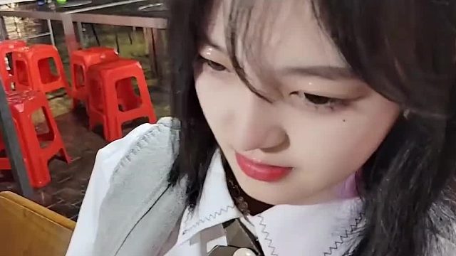 童锦程光明正大吃蔓越莓豆腐，直接上手摸人家脸，还要女粉喊他爸
