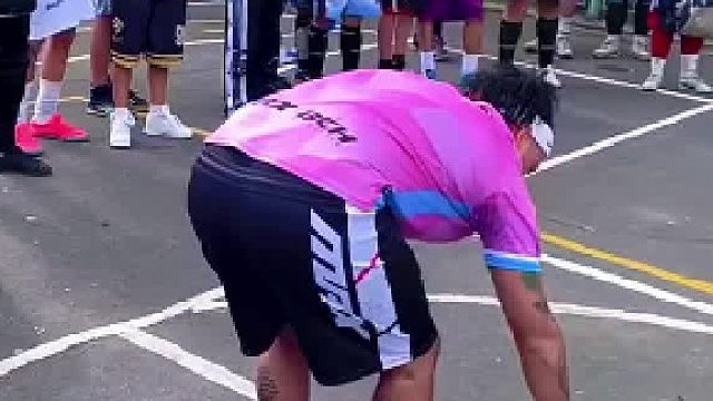 职业球员现身野球场暴力美学踢点球