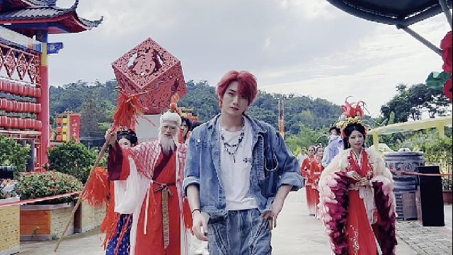 月老红鸾助阵，男神@蓝佑 花式互动！东莞观音山姻缘文化节宠粉现场高甜来袭！