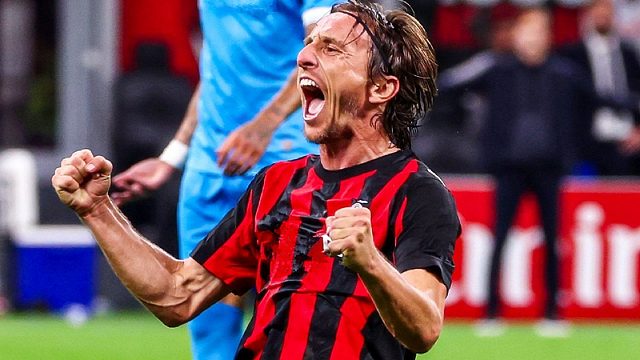 让人动容！10人米兰险胜：40岁魔笛跪地欢呼，全场飞奔11千米