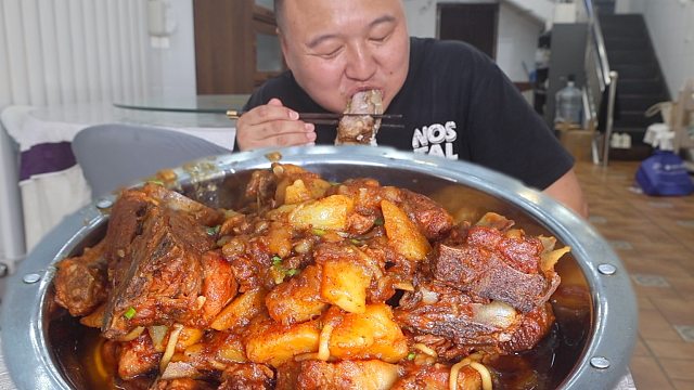 铁锅焖排骨，肉烂脱骨超入味，连汤汁都没剩，大口吃肉超快乐！