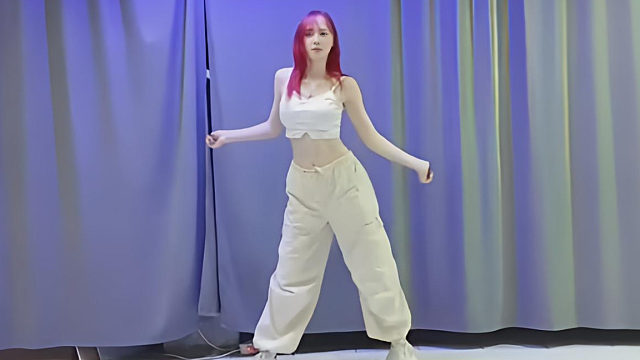 俄罗斯姑娘才艺表演24.05.08_秀儿(拉达)02