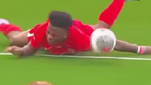 甲亢哥抽象操作手腕停球躲过裁判法眼