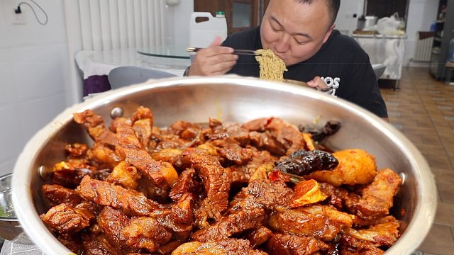 岳父送来十几斤牛腩肉，阿强做红烧牛肉面，大块牛肉，直接吃爽！