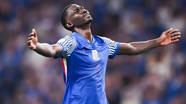 申花外援暴怒！阿苏埃禁区被蔚山球员绊倒，日本主裁未判点球