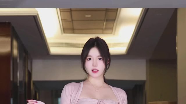 偷偷往上拉了一厘米