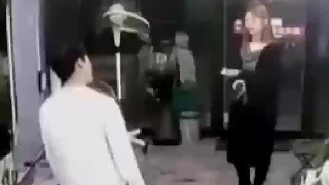 在深夜女子进店就开价1万，却被老板果断拒绝。