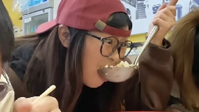 饕餮室友当朝廷的赈灾粮下来没有一粒粮食能逃出他们的眼睛