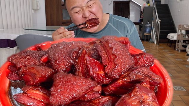 新学了一个红烧肉的做法，肥而不腻，香气四溢，味道给力，好吃！