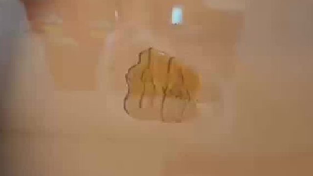 男子用勺子打捞锅里最后一点香油