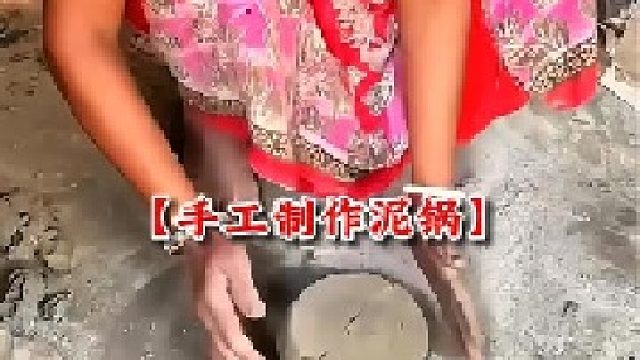 印度工匠纯手工用泥巴制作家用器具