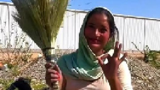 美女用棕榈叶纯手工制作一种当地家家户户必备的用具