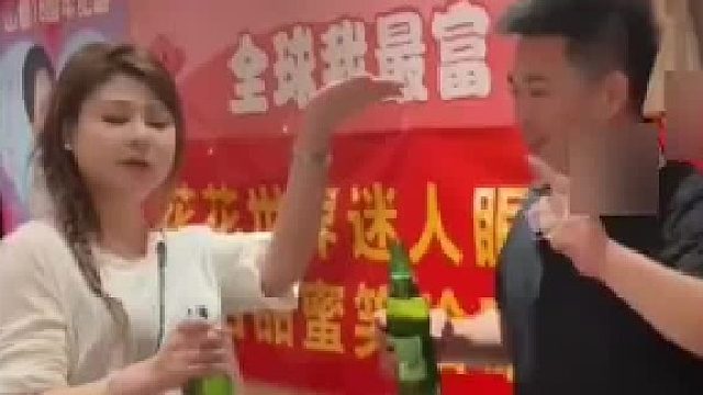 女子喝啤酒3秒一瓶，惊艳全场！