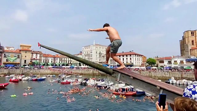 极限独木桥挑战，薅下桥头的小红旗，就能够赢得1万奖金