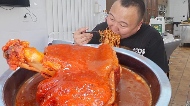 不知道该吃什么，简单的来一顿油泼面吧，大口吸面大口吃肉超过瘾