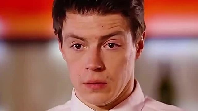 服务员只是不小心撞到富二代没想到被这样对待