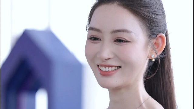 车模敏敏肤白貌美甜美笑容