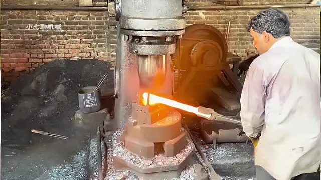 巴基斯坦师傅锻造卡车半轴全过程